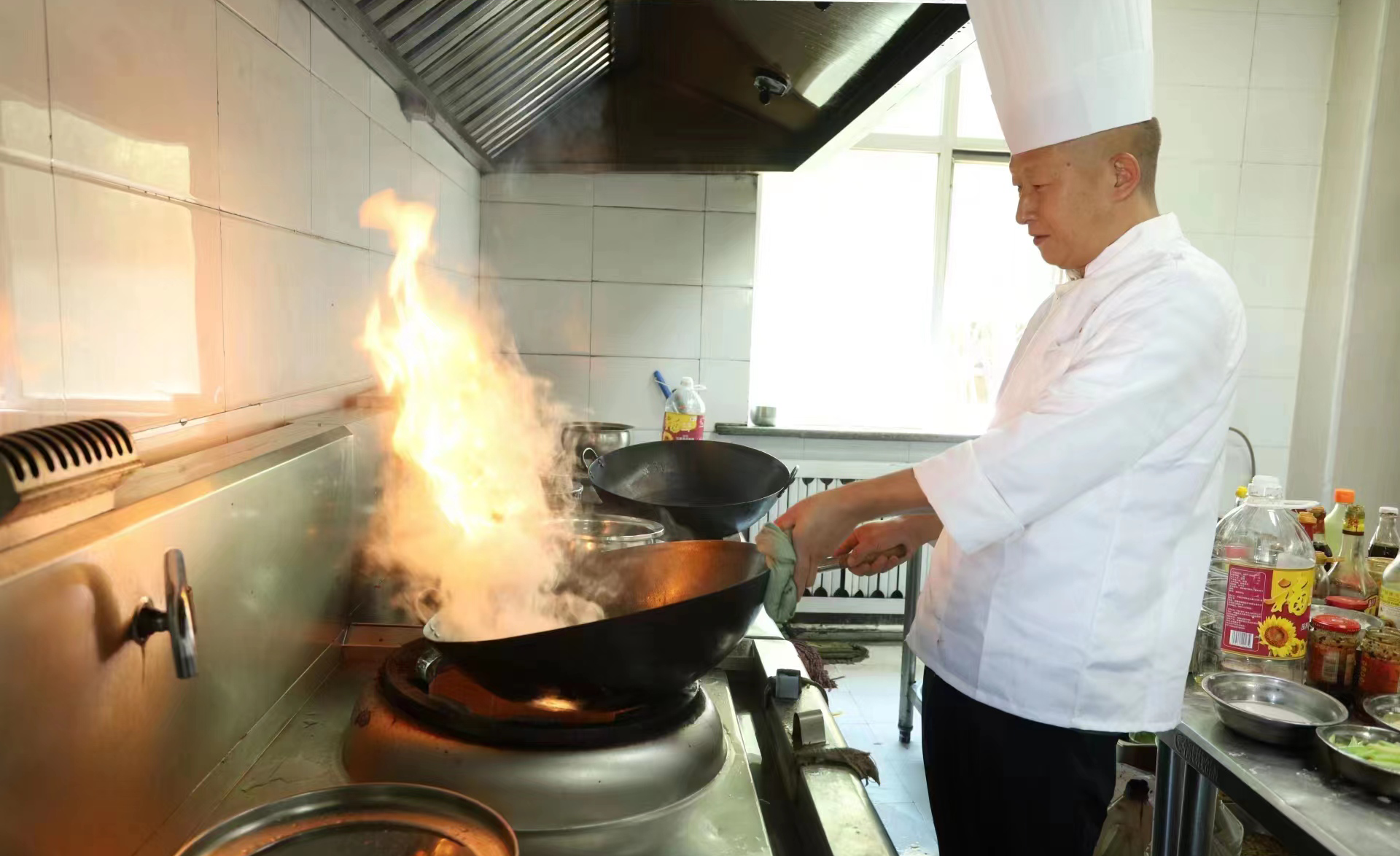 宾馆大厨正在烹饪婚宴菜肴 郇留根 (1).png