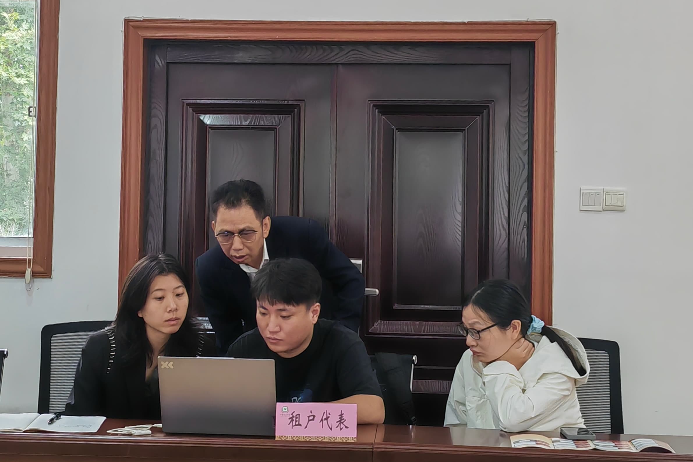 在集团公司成员单位,面向一线租户宣介推广“中国融通·融e缴”平台 胡昊摄.jpg