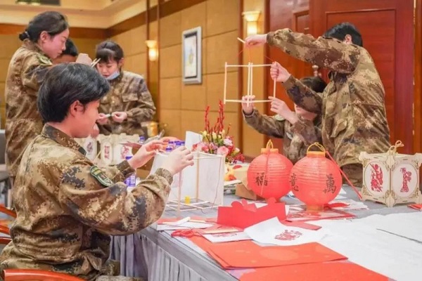 融通成都望江宾馆组织官兵开展传统文化主题体验活动-.jpg