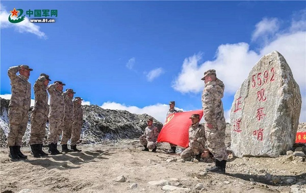 5592观察哨官兵学习完回信后,面对党旗郑重承诺,为祖国站好岗、守好边。图片来源:解放军报-600.jpg