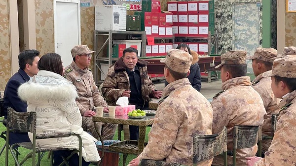 介绍“为军惠军”政策以及“留队过春节,惠军服务月”各种优惠活动。拉萨珠峰饭店 摄-600.jpg