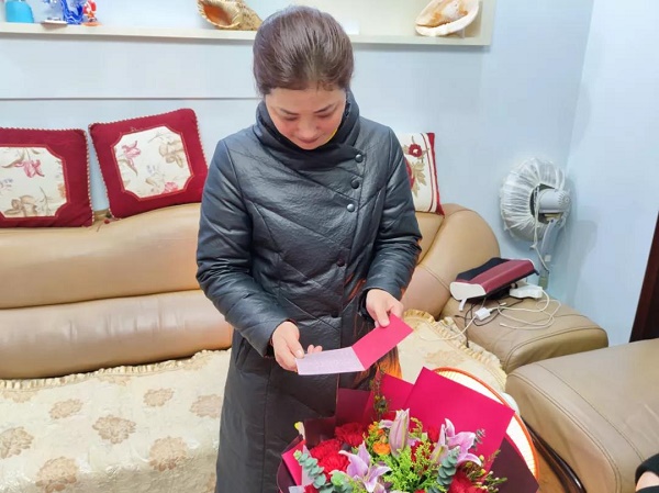 周妈妈阅读周浩的“边关家书”。重庆红楼宾馆 摄-600.jpg