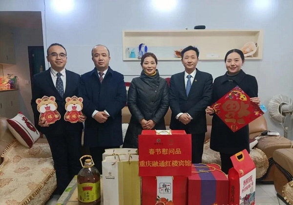 重庆红楼宾馆代周浩向妈妈送上一束鲜花,带去春节的慰问。重庆红楼宾馆 摄-600.jpg