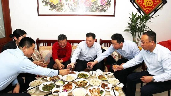 烟台新时代酒店为邵爸爸制作了一桌丰盛的团年饭,代邵昱豪送上一份孝心。烟台新时代酒店 摄-600.jpg