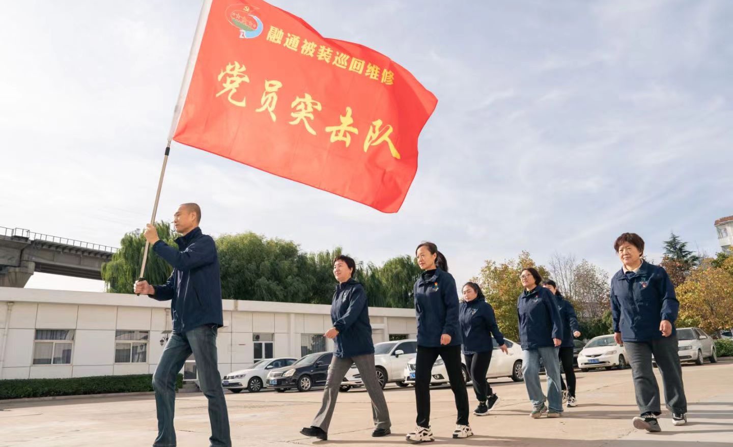 3被装公司开展“擎旗亮徽”活动,组建巡回维修“党员突击队” 张云凌 摄.png