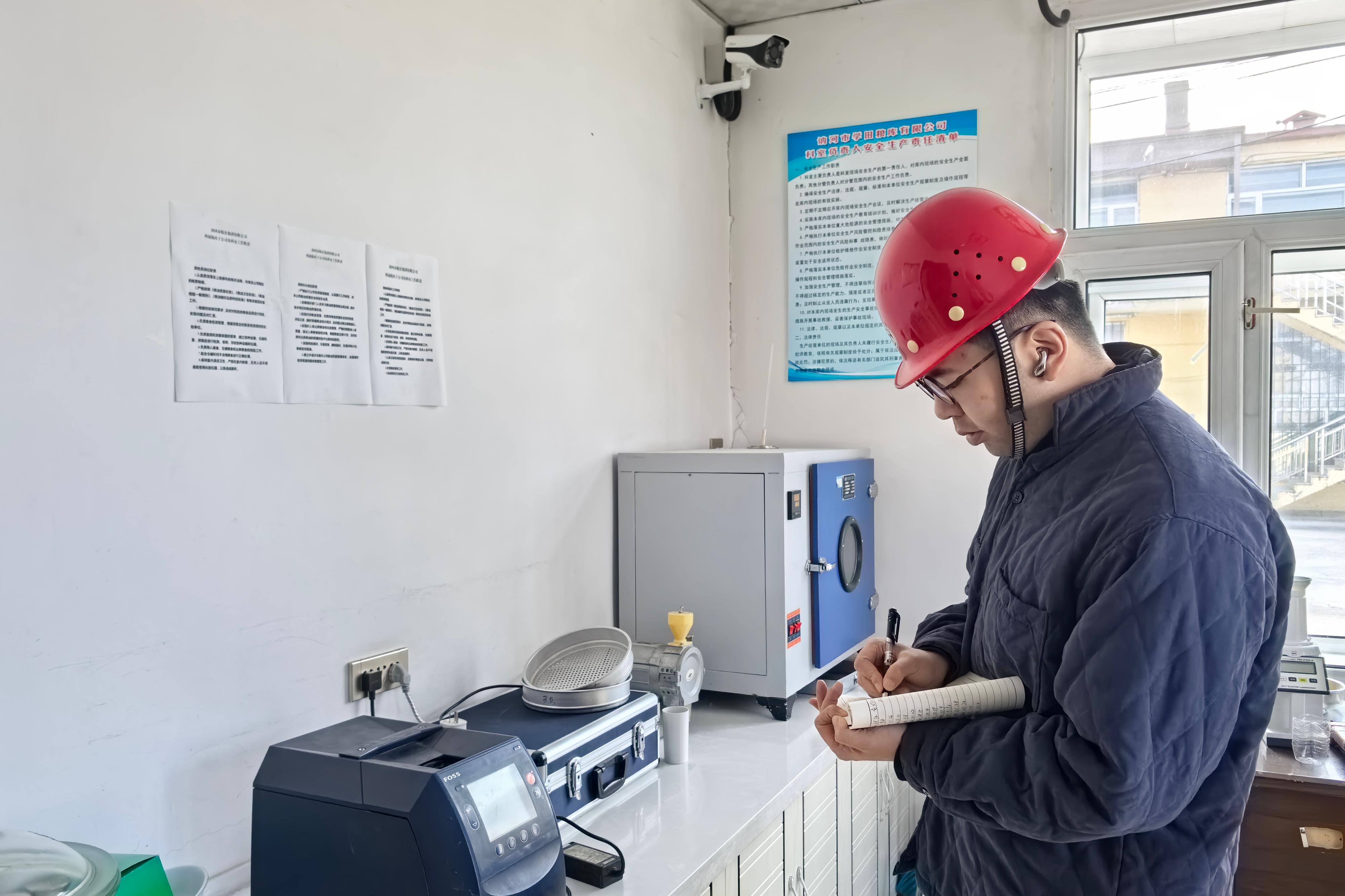 粮产公司组织开展谷物水分检测仪实操讲解,便于在实操中检测记录大豆水分、蛋白、油脂含量 张金阔摄.jpg