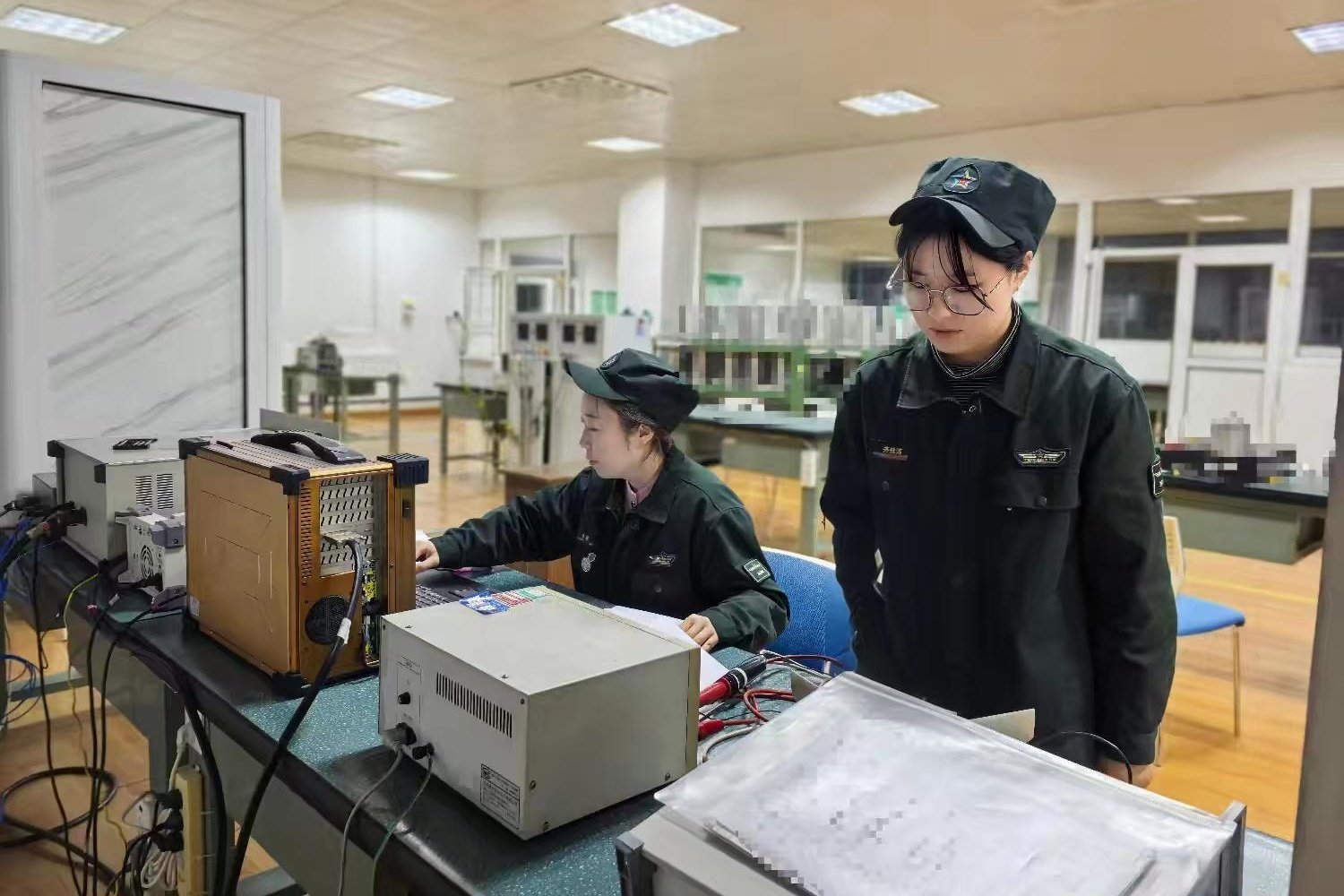 3606工厂维修中心开展某产品性能参数检测 柴美荣摄_副本.jpg