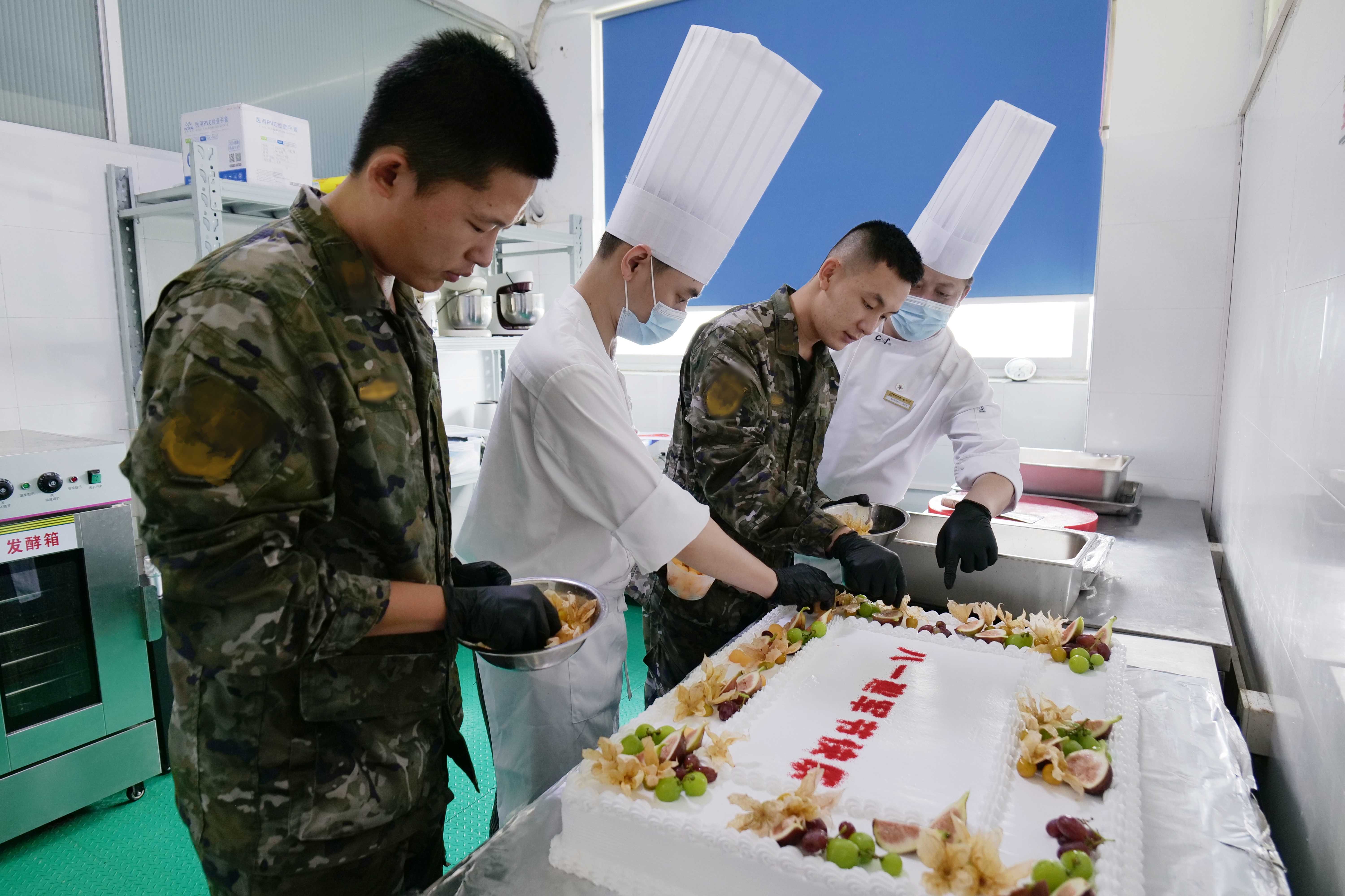 福州梅峰宾馆金牌厨师与部队官兵一同制作“八一”节日蛋糕 付宝琴摄.jpg