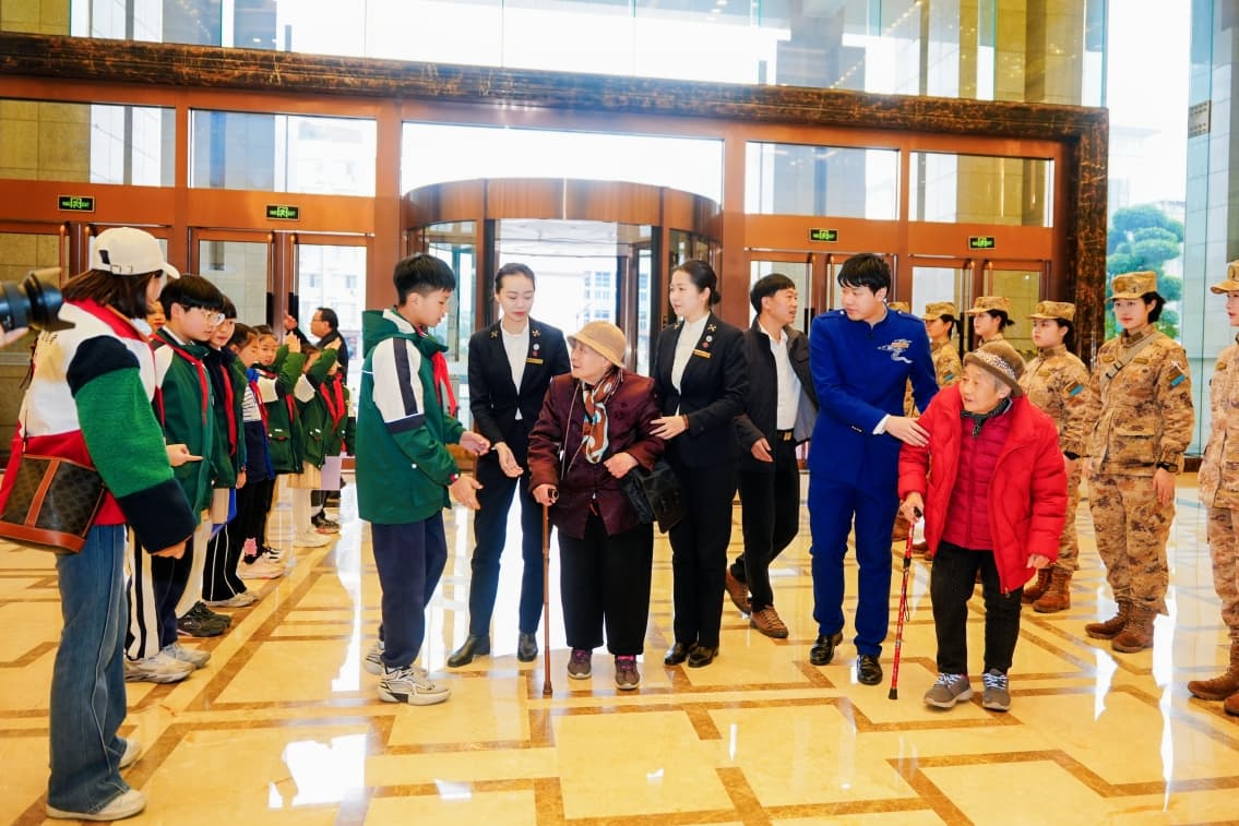 宾馆邀请抗美援朝老战士举办“情暖巾帼 爱满春日”活动 郑丽娜摄.jpg