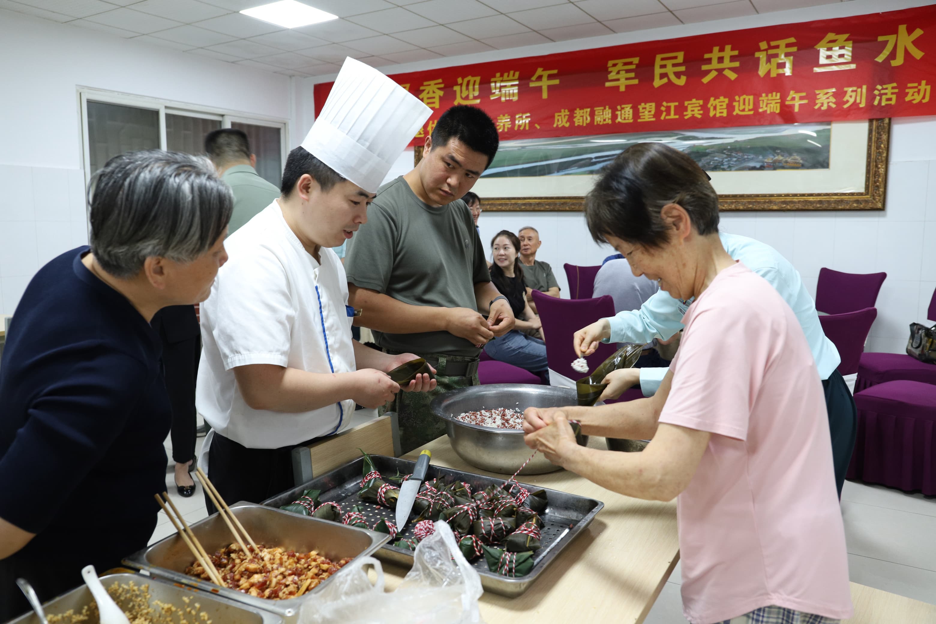 宾馆走进某干休所举办端午节系列活动 雷淋摄.jpg