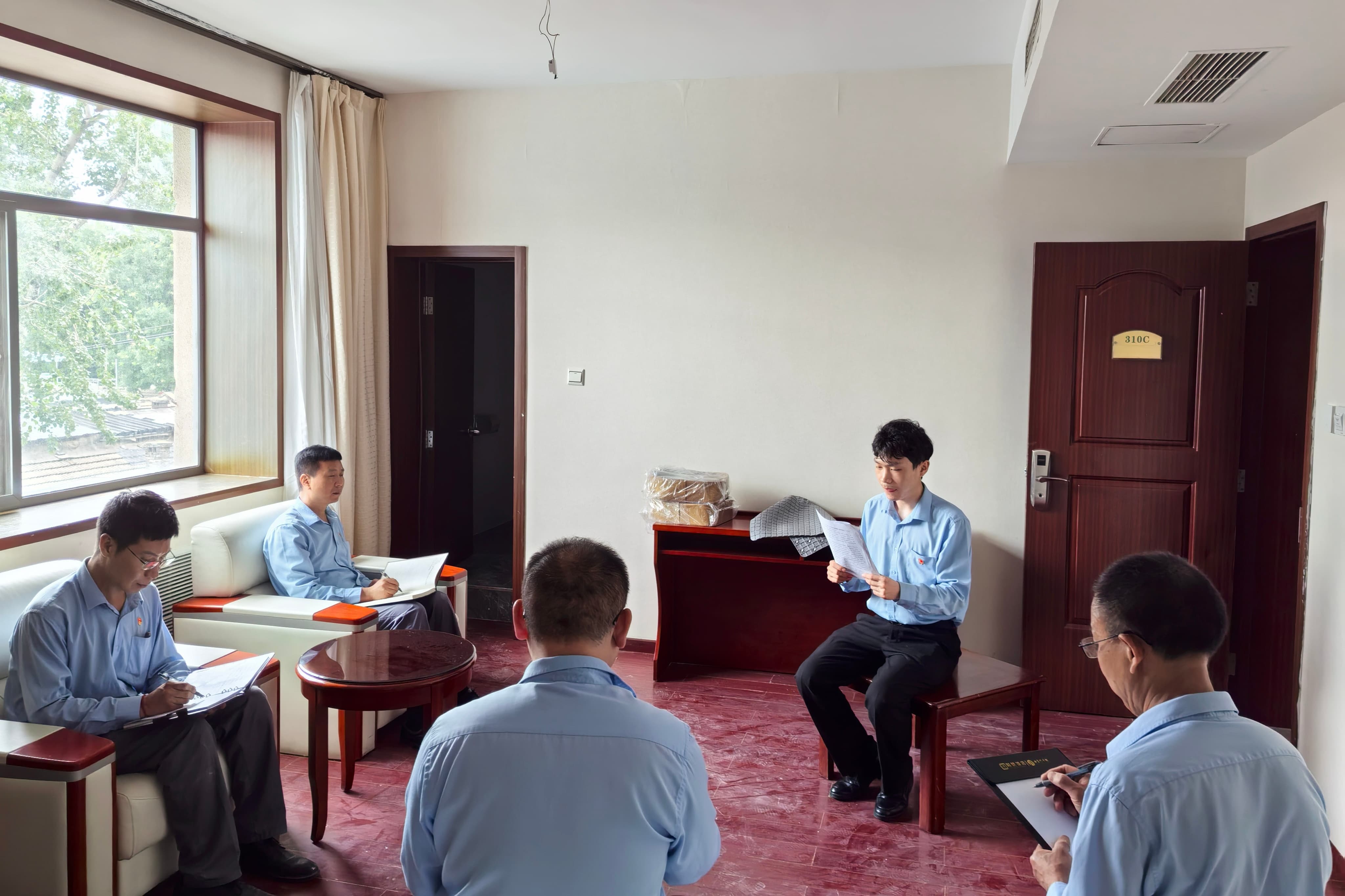 支部党员在工作间隙学习理论知识 薛湘楠.jpg