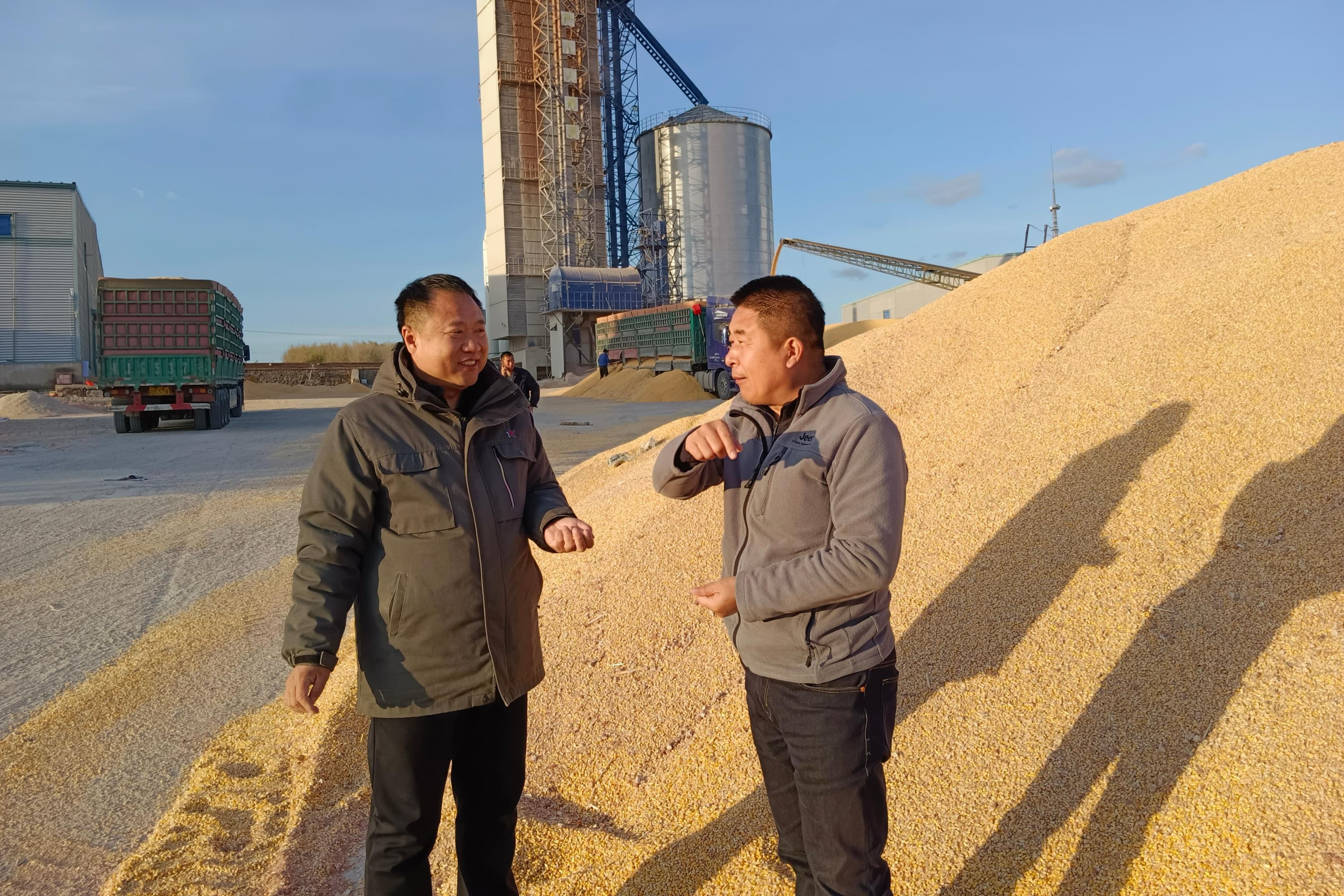 与客户实地勘察了解粮源质量 刘小满摄.jpg