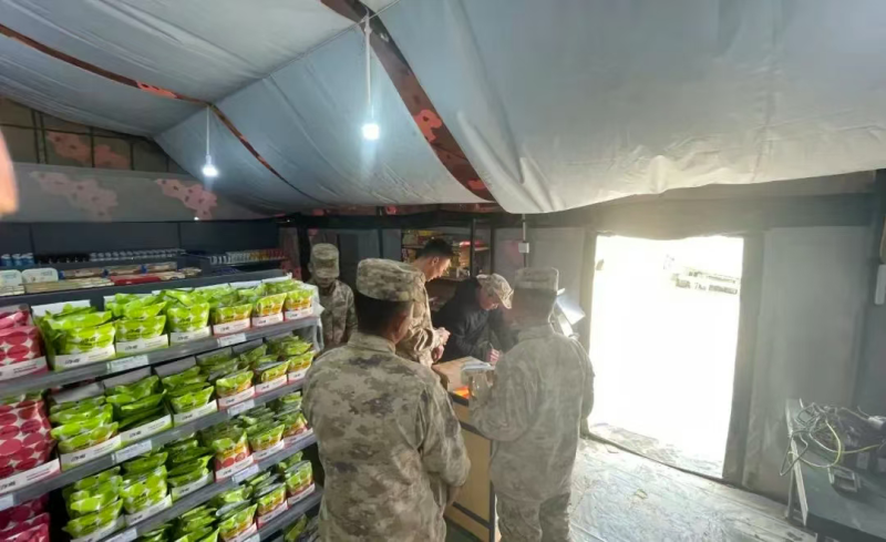 、2某营区项目组驻扎军营提供服务保障 张家梁摄.png