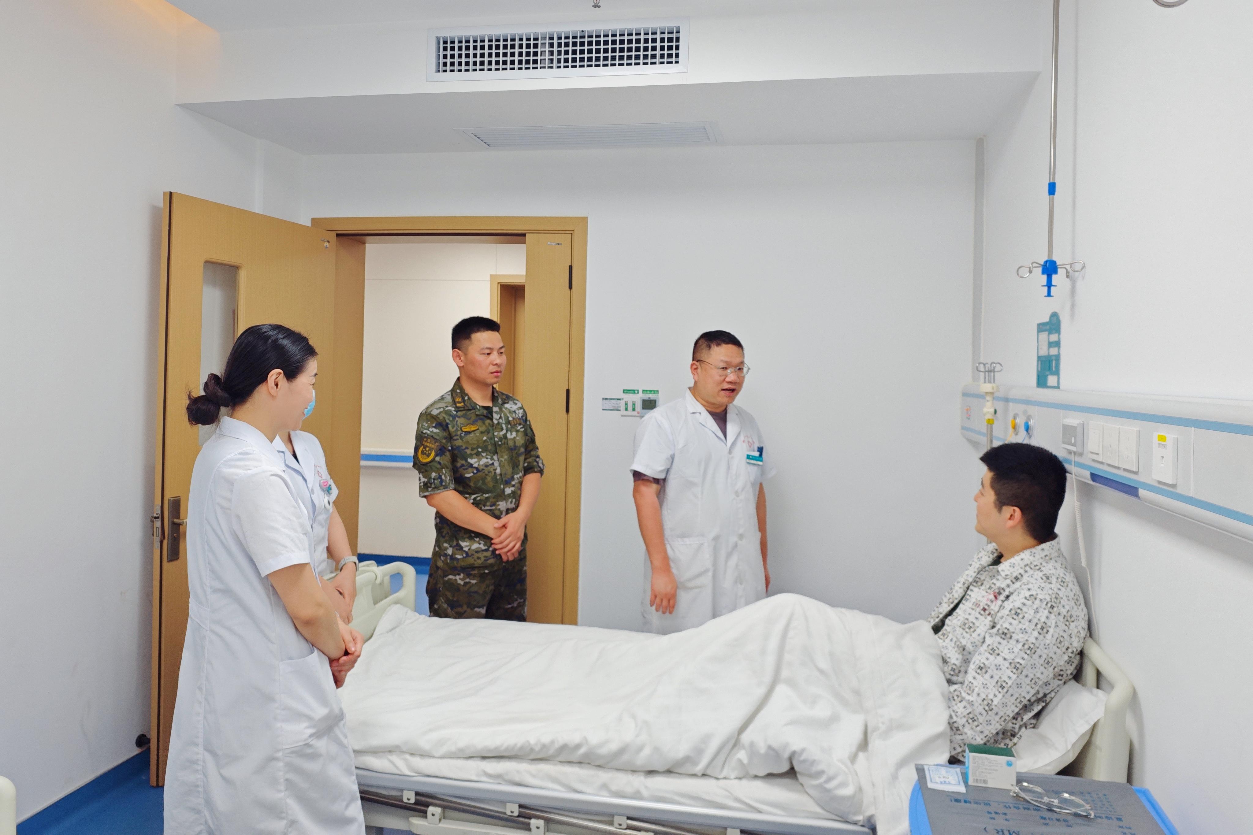 医院医护人员详细了解官兵的康复情况与服务需求.jpg