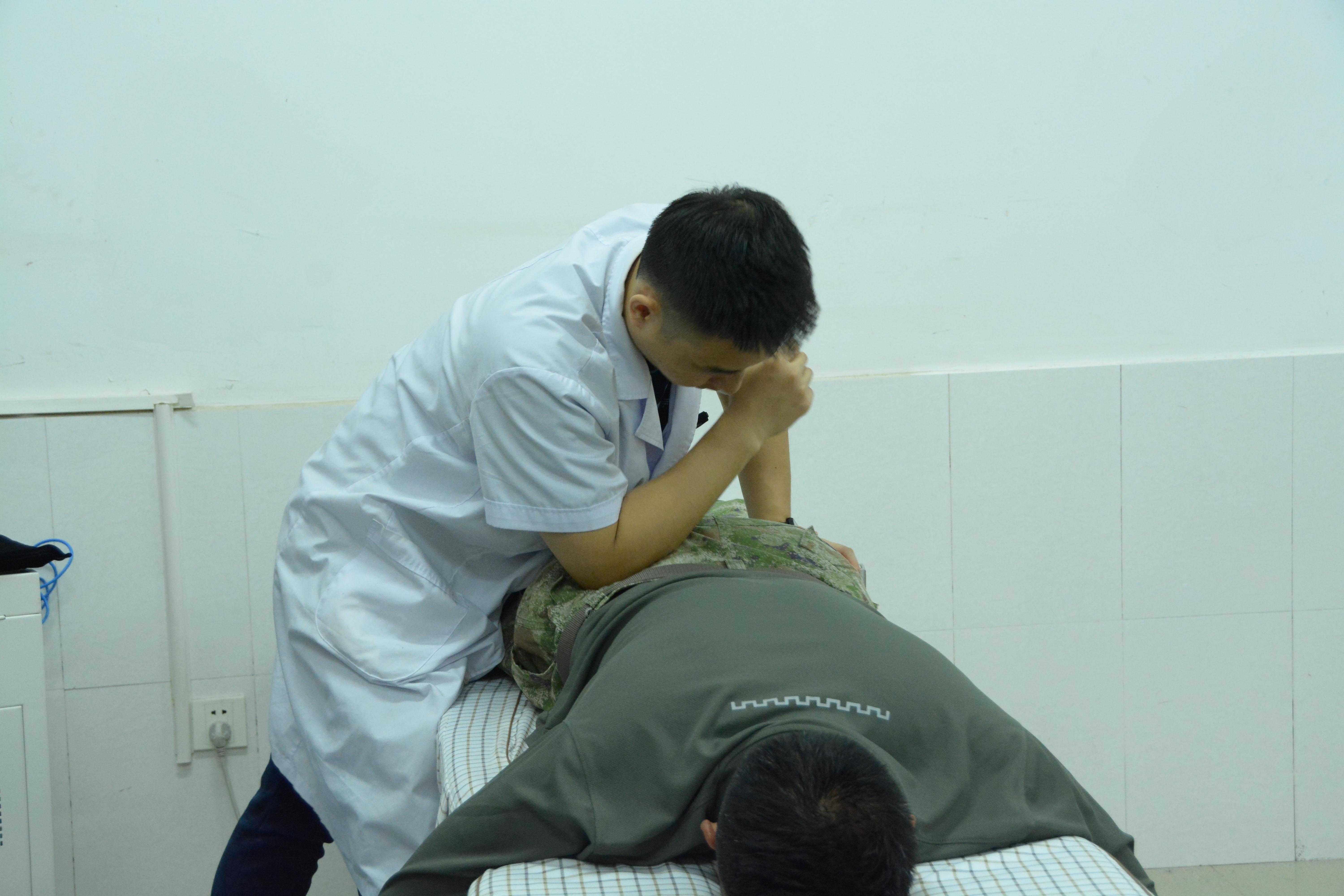 医院康复医学科为部队官兵提供康复理疗服务.jpg