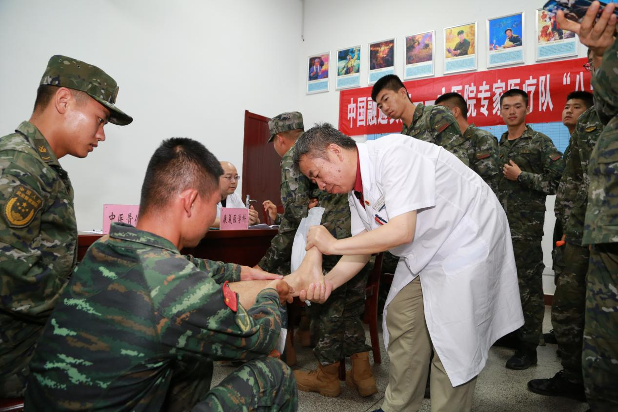 图片4:“白衣天使・军民健康护航”志愿服务队成员何康乐为驻地部队开展义诊及健康宣教.png
