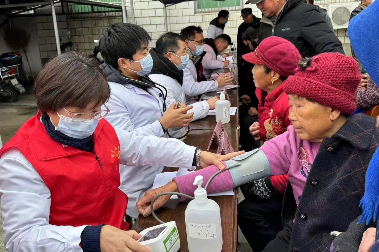 图片7:“白衣天使・军民健康护航”志愿服务队为60岁以上老人开展义诊、赠药活动_副本.jpg