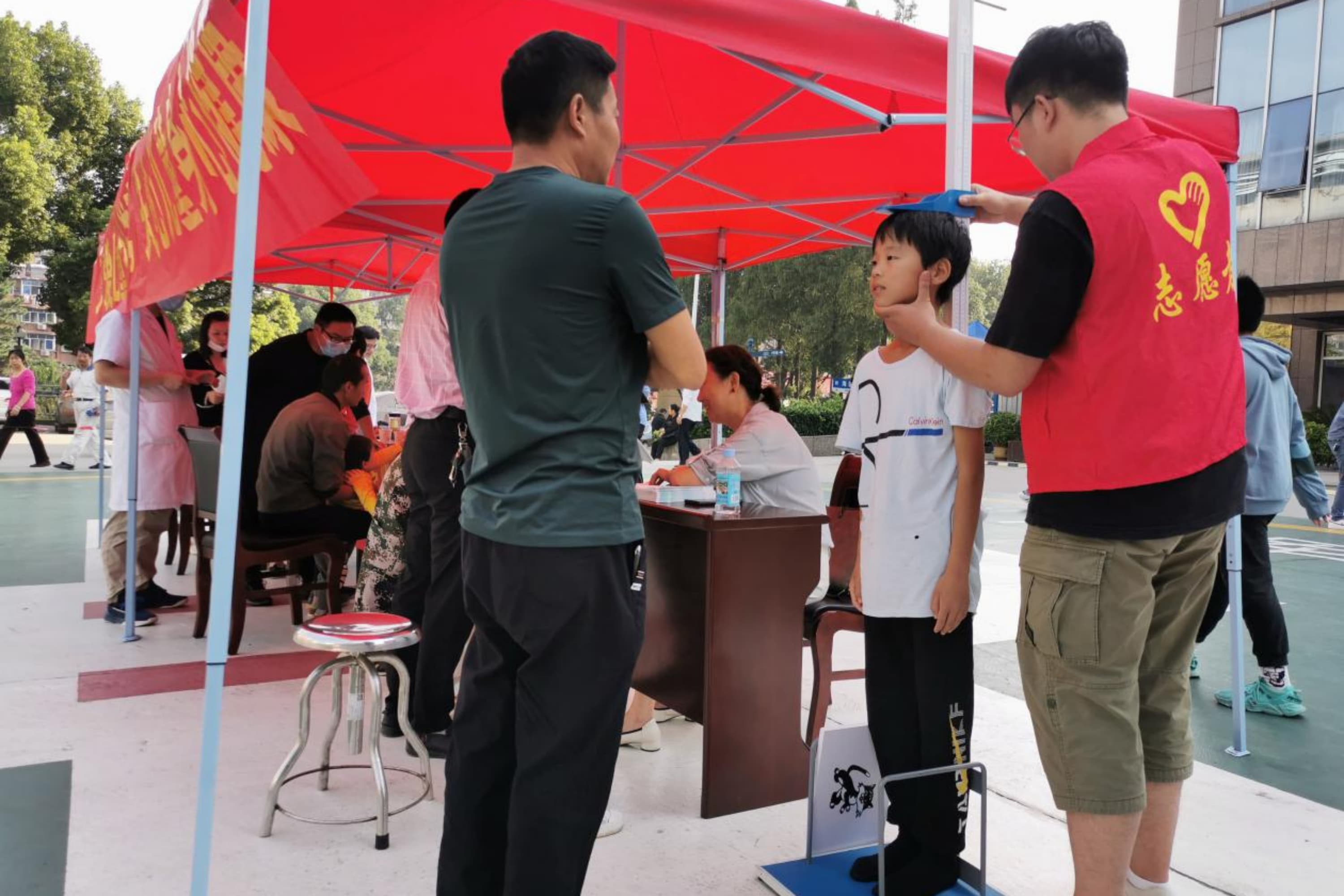 医院医护人员为儿童进行健康筛查 戴芳摄.jpg